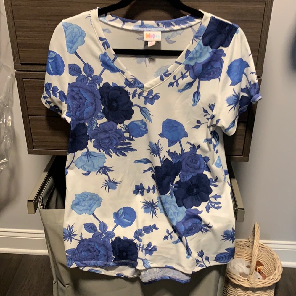 LuLaRoe Christie T-shirt size small